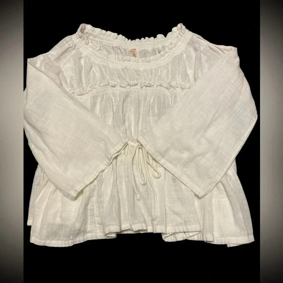 Free People ivory colored ladies top size XS
BIN 29 - Picture 7 of 9